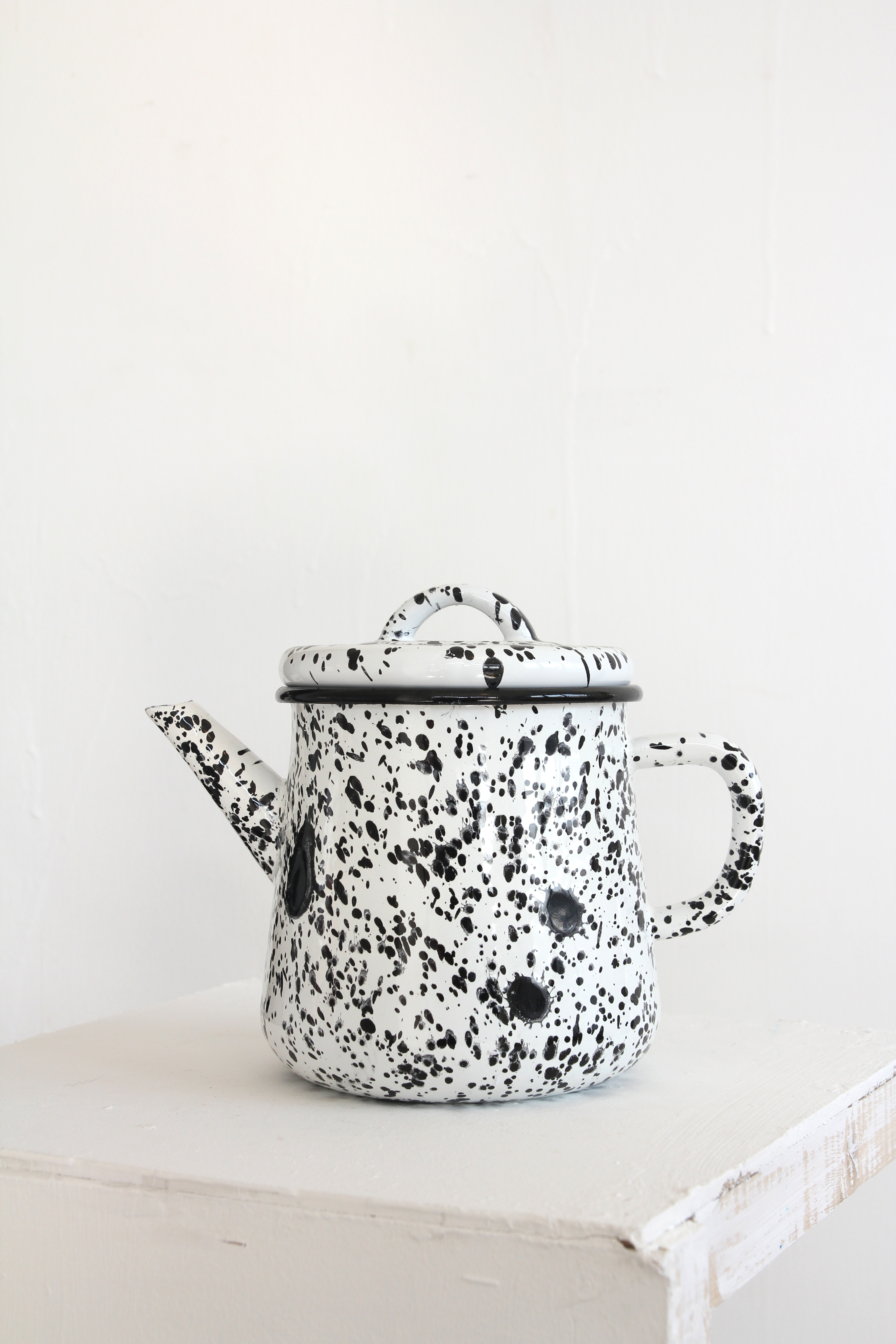 Enamel tea pot - white dot