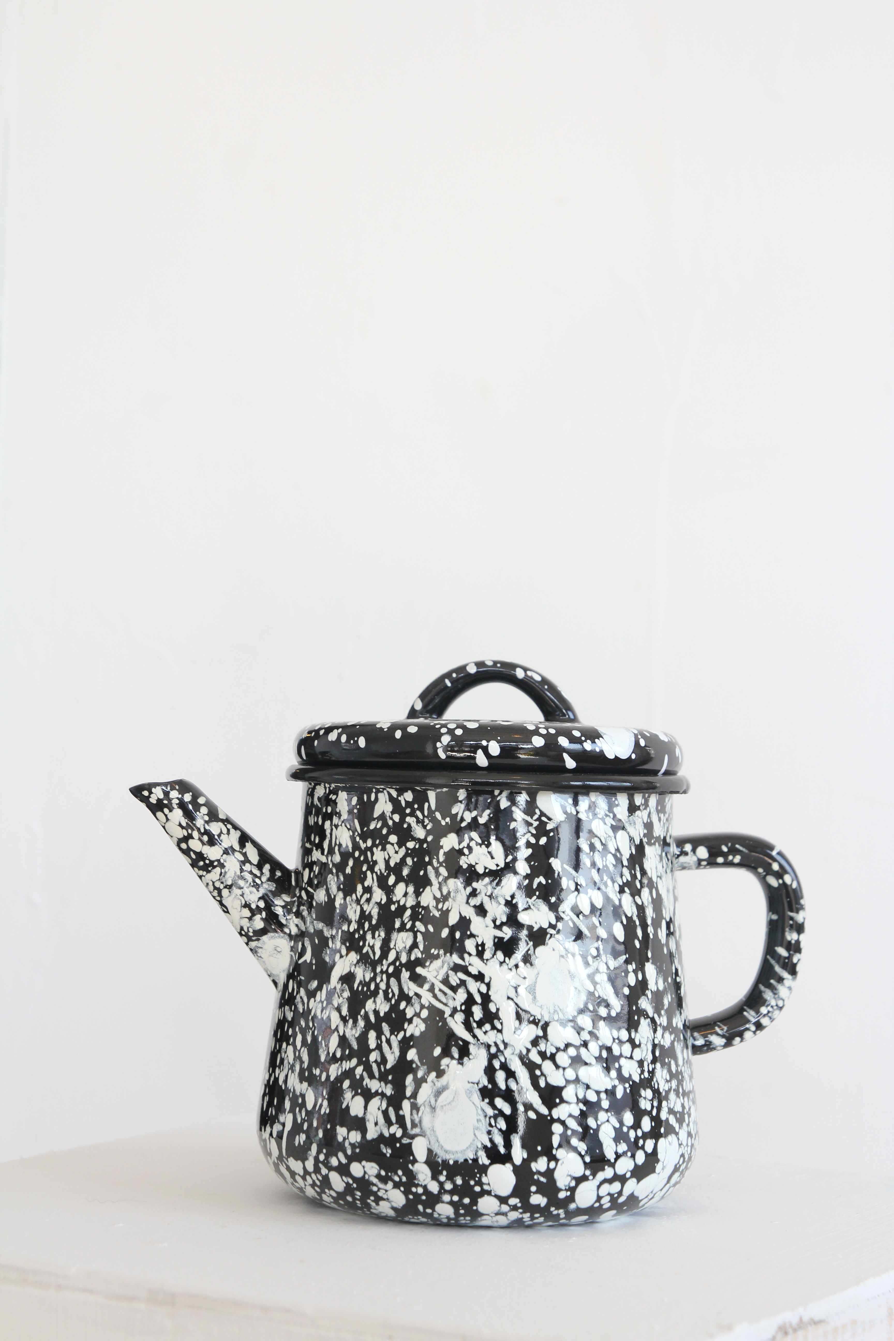 Enamel tea pot - black dot