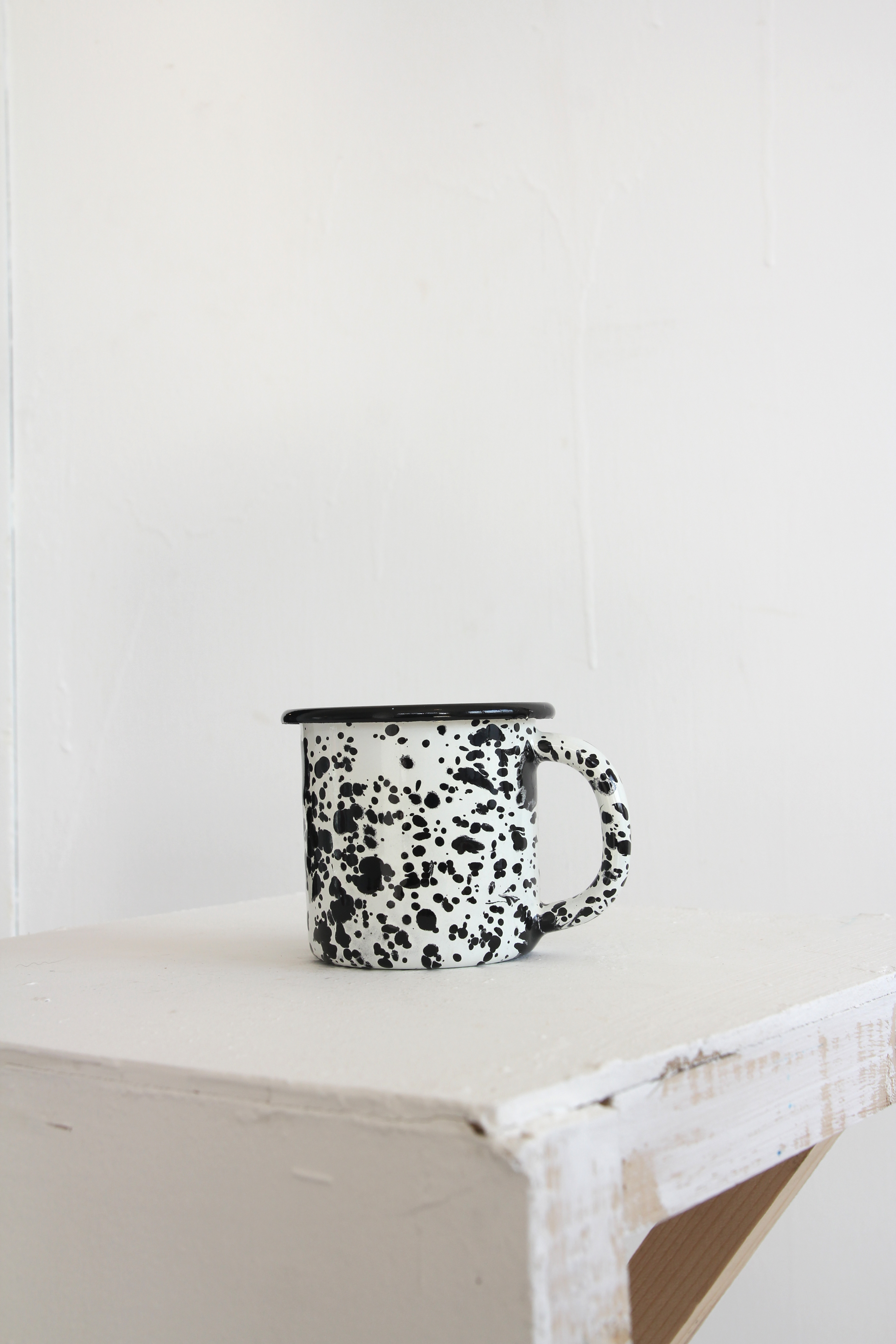 Enamel mug - white dot