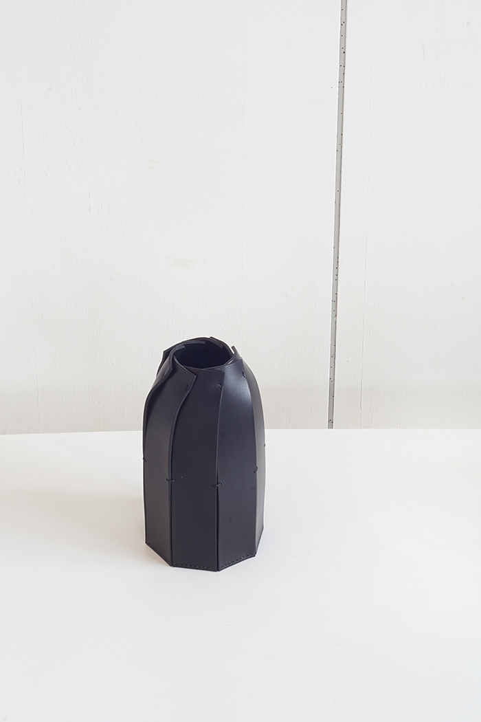 leather vase - black L