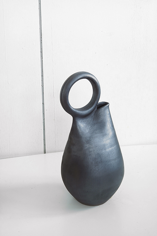 round handle jug - black