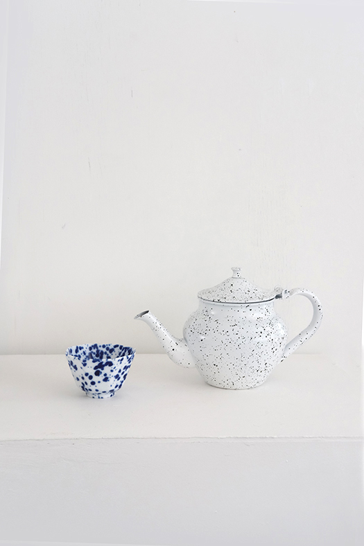 steel teapot - white