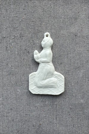 ceramic wall ornament - pray