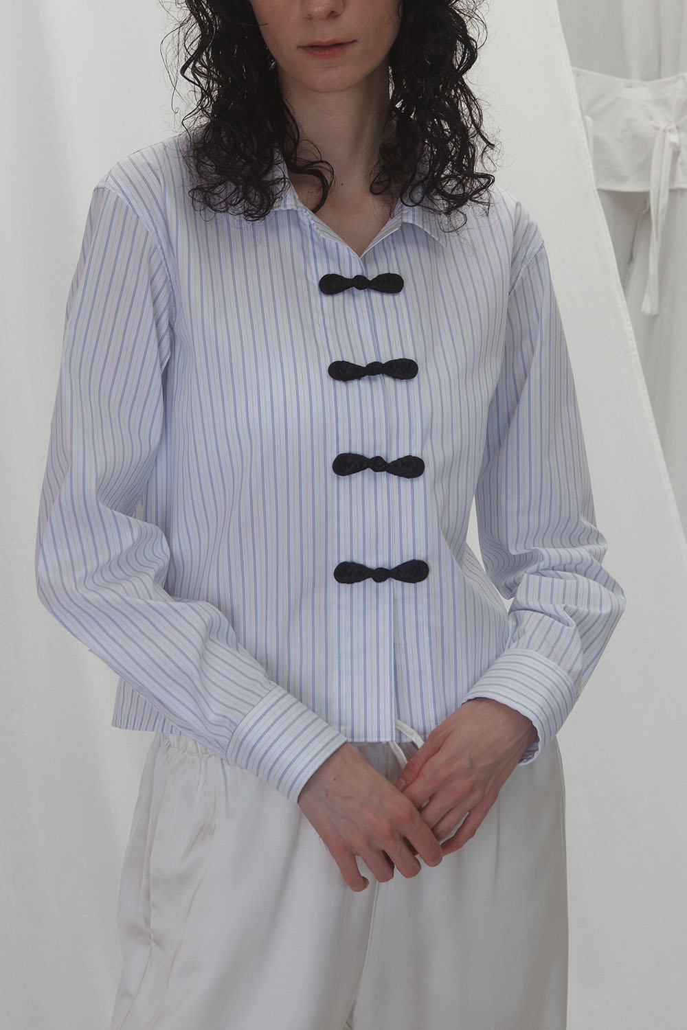 quinoa stripe knot shirts - white
